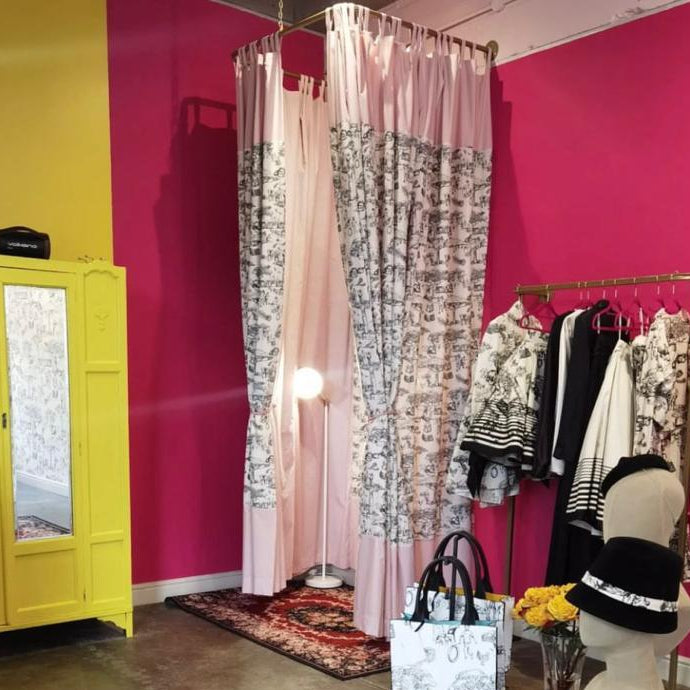 Frameless Fitting Room Rail